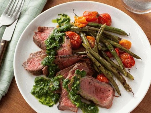 Steak et haricots verts avec tomates grillées et sauce chimichurri