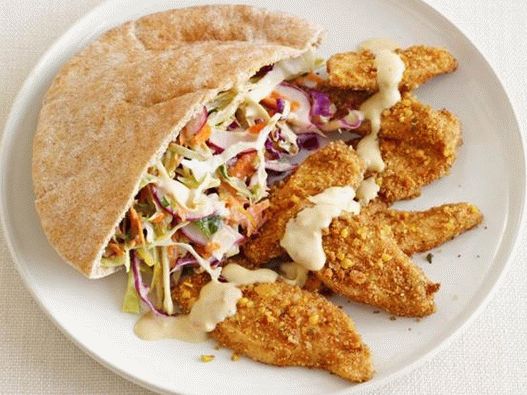 Sandwiches arabes avec salade de falafel au poulet et chou