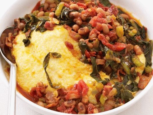 Bouillie de maïs grillé avec du bacon et des haricots