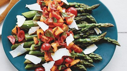 Photo d'asperges grillées avec salade au melon