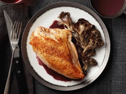 Photo de poitrines de poulet frit avec champignons et sauce au vin rouge