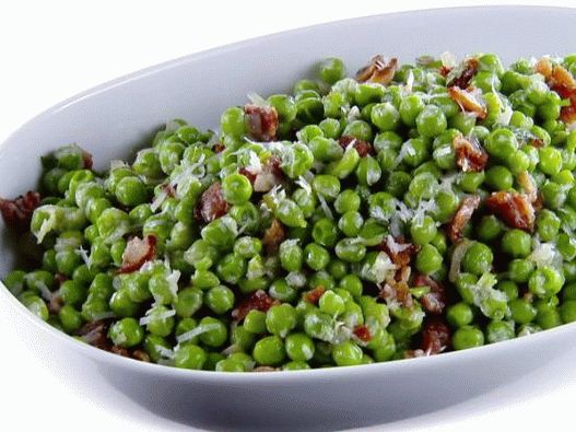 Photo de bacon frit avec des petits pois à la sauce au champagne