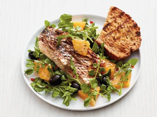 Photo de perche noire grillée avec des oranges