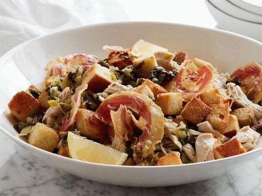 Photo panzanella d'hiver avec du poulet dans une cocotte